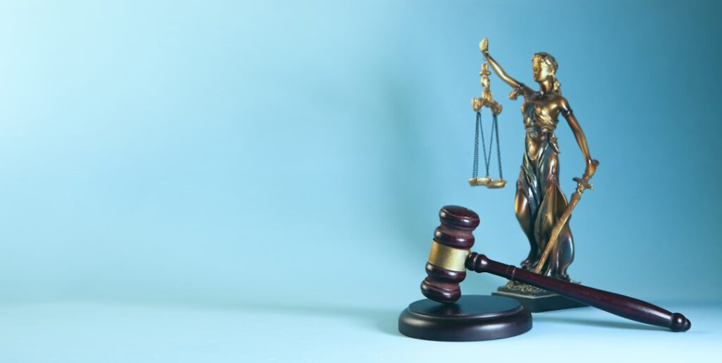 Bufete Paredes & Asociados defiende casos de estafa agravada junto a la balanza de la justicia y mazo judicial dorado