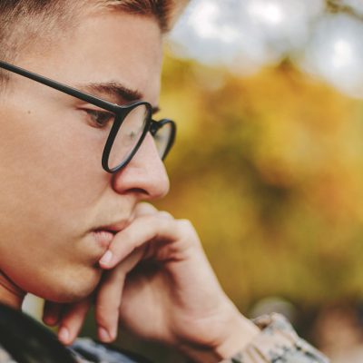 Joven acusado de estafa en Madrid reflexiona sobre su defensa con ayuda de Bufete Paredes & Asociados